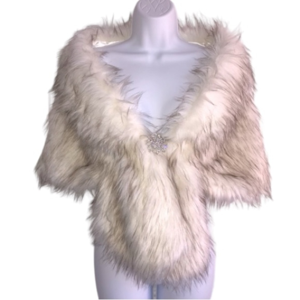Faux fur ivory shawl shoulder wrap cape cloak w/brooch wedding party OSFM in EUC